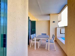 a dining room with a table and chairs at Oasis Slow Life H44 by Gloove in Fuente Alamo