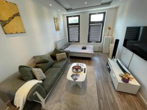 ein Wohnzimmer mit Couch und Tisch in der Unterkunft Lebendige Stadtwohnung in Stadtnähe in Bremerhaven
