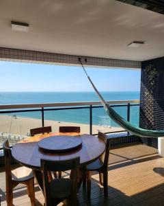 un balcón con hamaca y vistas a la playa en Beira Mar Fortaleza Landscape Platinum, en Fortaleza