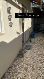 a room with a wall with a tiled floor at Casa aconchegante in Porto Seguro +1 photo