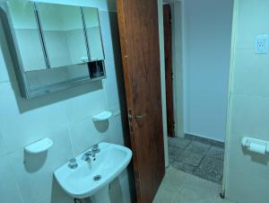 een badkamer met een wastafel en een spiegel bij dale dpto in Chilecito