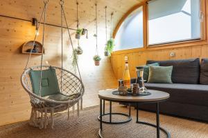 een woonkamer met een bank en een tafel bij L'Oasis des Coccinelles in Sainte-Croix-aux-Mines