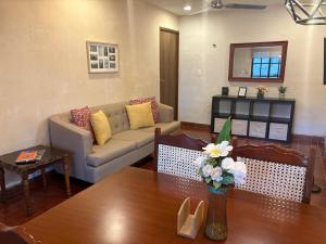 una sala de estar con un sofá y una mesa en Casa Ramona, en Mérida