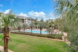 Kolam renang di atau dekat dengan Red, White & Blue at Redfish Village