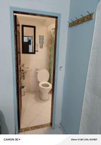a bathroom with a toilet and a sink at Alojamiento LETICIA in Leticia