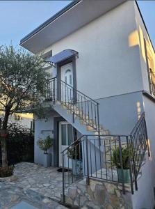 Το κτήριο όπου στεγάζεται  το διαμέρισμα +15 φωτογραφίες