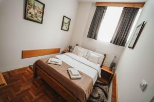 una camera da letto con un letto con due asciugamani sopra di B&B Passage a Sremska Mitrovica