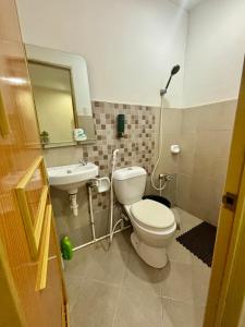 DapitanAffordable Fully Furnished House with 3 Bedroom for Family and Big Groups的带马桶和水槽的浴室