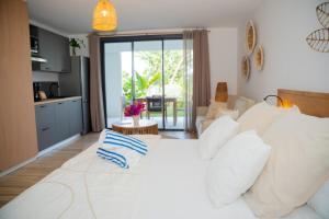 Postel nebo postele na pokoji v ubytování Luxury Studio n9 Alamanda Resort