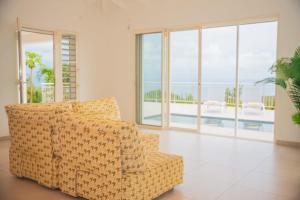 Friar's BayVilla Sunset Heights - La Savane的客厅内的沙发,享有海景
