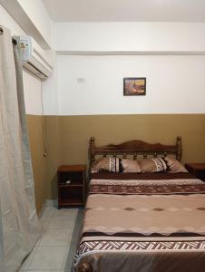 Un dormitorio con dos camas en una habitación. en Hospedaje Turisticos., en Libertador General San Martín
