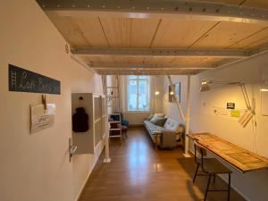 Uma área de estar em Kiez Hostel Berlin
