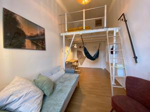 Uma área de estar em Kiez Hostel Berlin