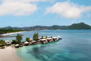 una vista aérea de un resort en una playa en Sandals Grande St. Lucian Spa and Beach All Inclusive Resort - Couples Only, en Gros Islet