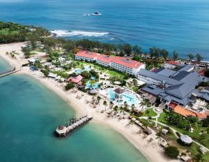 una vista aérea de un resort en la playa en Sandals Grande St. Lucian Spa and Beach All Inclusive Resort - Couples Only, en Gros Islet