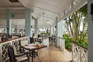 Un restaurante o sitio para comer en Sandals Grande St. Lucian Spa and Beach All Inclusive Resort - Couples Only