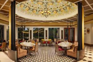 Un restaurante o sitio para comer en Sandals Grande St. Lucian Spa and Beach All Inclusive Resort - Couples Only