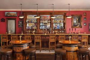 El salón o zona de bar de Sandals Grande St. Lucian Spa and Beach All Inclusive Resort - Couples Only