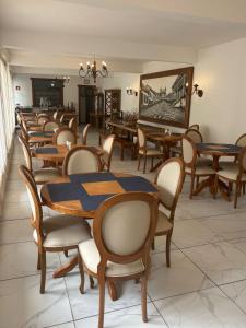 a row of tables and chairs in a room at Pousada Coração Inconfidente in Tiradentes +15 photos