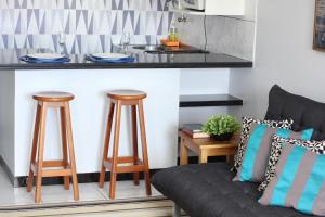 sala de estar con sofá y cocina en Flat Farol da Barra, en Salvador