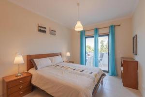 Ένα ή περισσότερα κρεβάτια σε δωμάτιο στο Vista das Ondas 208 by JS