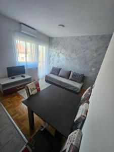 TV a/nebo společenská místnost v ubytování Apartman daba 1