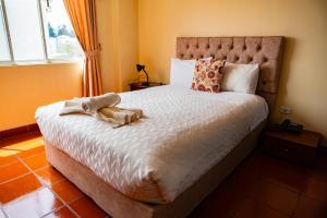 Letto o letti in una camera di Hotel Casa Kolping Quito