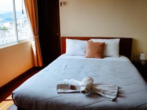 Letto o letti in una camera di Hotel Casa Kolping Quito