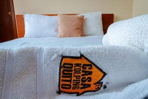 Letto o letti in una camera di Hotel Casa Kolping Quito