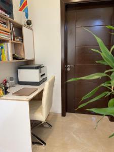 Μια τηλεόραση ή/και κέντρο ψυχαγωγίας στο Luxurious, River side Appartment,Gombe Kinshasa