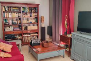 Μια τηλεόραση ή/και κέντρο ψυχαγωγίας στο Maison au calme à 5min des Vaux de Cernay