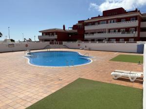 una piscina in cima a un edificio di Salitreja a Puertito de Güímar