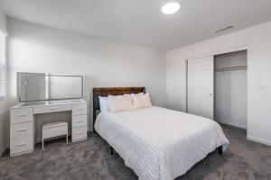 Gallery image of Modern 4BR Retreat, Big TVs & BBQ, Near i99 in Stockton +21 photos
