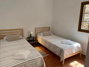 two twin beds in a room with a window at Castaño II in Valle Gran Rey