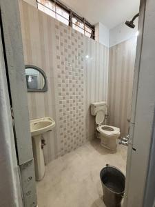 Bilik mandi di Cozy 3BHK House