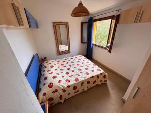 Ένα ή περισσότερα κρεβάτια σε δωμάτιο στο Lovely and peaceful house 2 km form Porto Pino beach