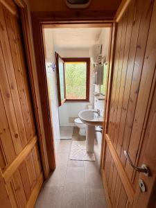 Ένα μπάνιο στο Lovely and peaceful house 2 km form Porto Pino beach