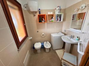 Ένα μπάνιο στο Lovely and peaceful house 2 km form Porto Pino beach