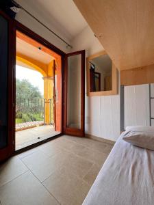 Ένα ή περισσότερα κρεβάτια σε δωμάτιο στο Lovely and peaceful house 2 km form Porto Pino beach