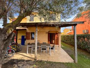 Το κτήριο όπου στεγάζεται  η παραθεριστική κατοικία +4 φωτογραφίες