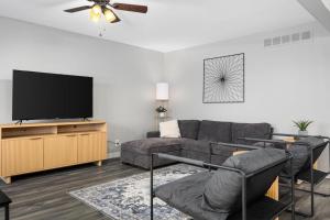 Μια τηλεόραση ή/και κέντρο ψυχαγωγίας στο Relaxing 3BD Home in Morton