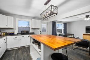 Η κουζίνα ή μικρή κουζίνα στο Relaxing 3BD Home in Morton