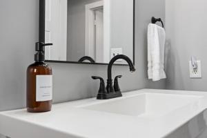 Ένα μπάνιο στο Relaxing 3BD Home in Morton +35 φωτογραφίες