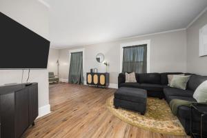 Χώρος καθιστικού στο Charming 3BD Home for Long Stays