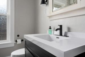 Ένα μπάνιο στο Charming 3BD Home for Long Stays +18 φωτογραφίες