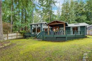 Zahrada ubytování Charming Lakefront Log Cabin