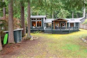 Zahrada ubytování Charming Lakefront Log Cabin