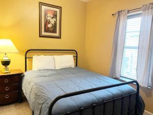Ein Bett oder Betten in einem Zimmer der Unterkunft Unit 1606 - Mountain View Condos