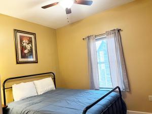 Ein Bett oder Betten in einem Zimmer der Unterkunft Unit 1606 - Mountain View Condos