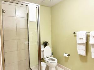 Ein Badezimmer in der Unterkunft Unit 1606 - Mountain View Condos